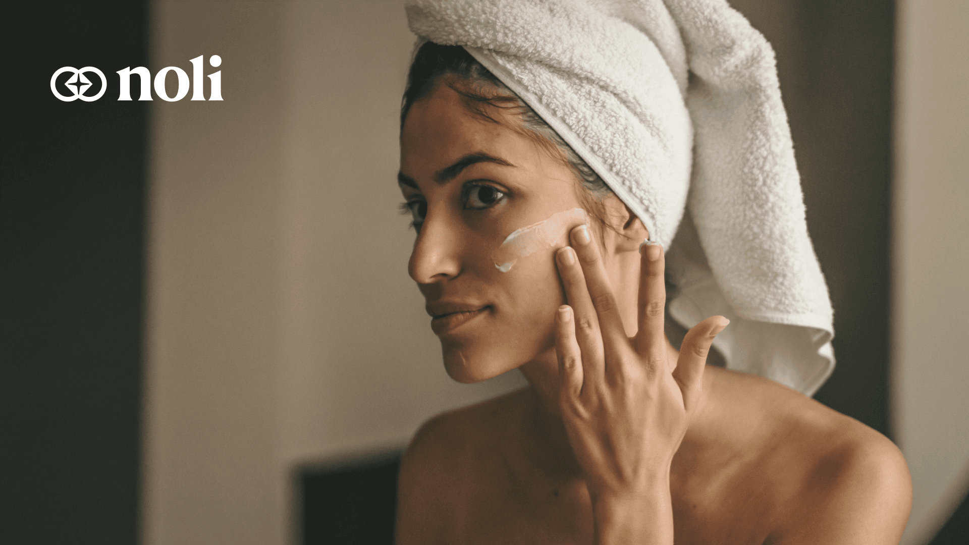 Femme appliquant un soin pour le visage