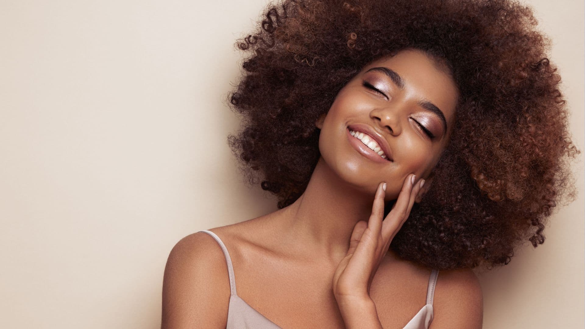 Mujer sonriente con los ojos cerrados