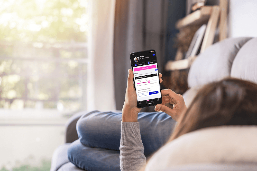 Eine Person liegt und benutzt ein Smartphone.