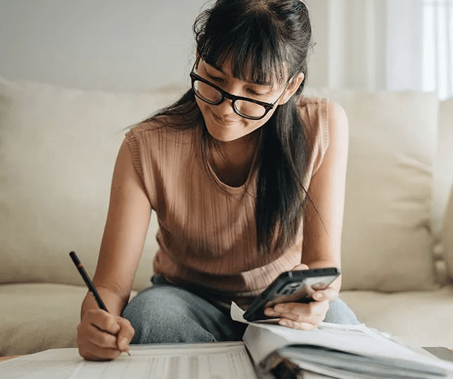 rapariga a consultar uma aplicação financeira